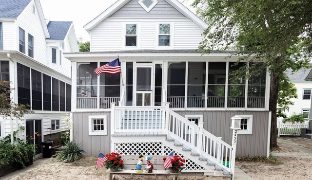 Charming 4-bedroom beachside Lake Michigan cottage in beautiful Macatawa