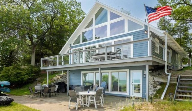 Charming 4-bedroom beachfront chalet on Sand Point in Caseville Twp