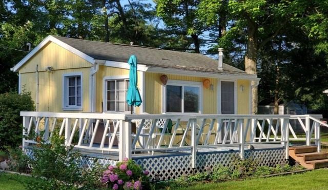 Charming and relaxing lake view cottage with beach access in Lexington