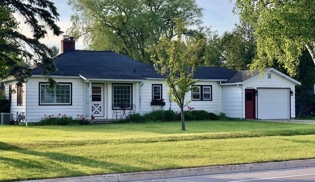 Charming Cottage. Walk to the beach and pet friendly - huge fenced yard.