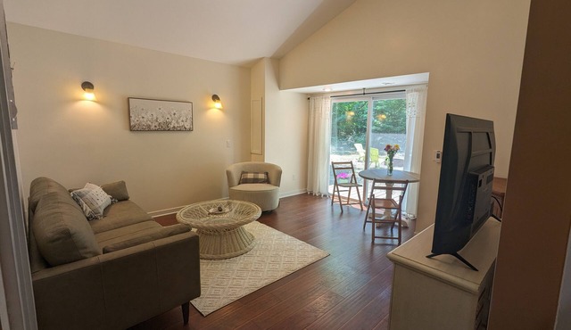 Charming Couple's Cottage close to Lake Michigan, Silver lake, and Stoney Lake