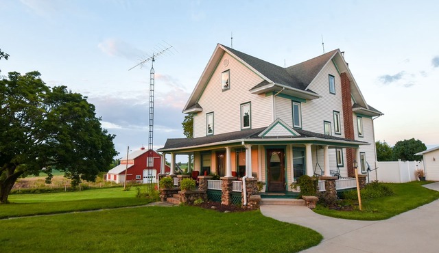 Charming Farmhouse with pool on 10 acres