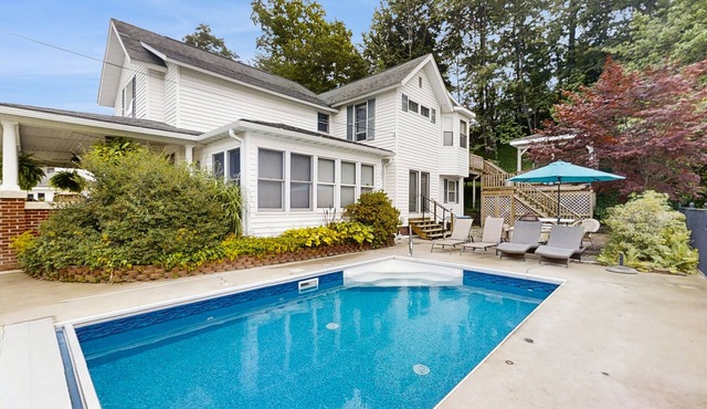 Charming Lakeview home w/heated pool, seasonal hot tub, & great location!