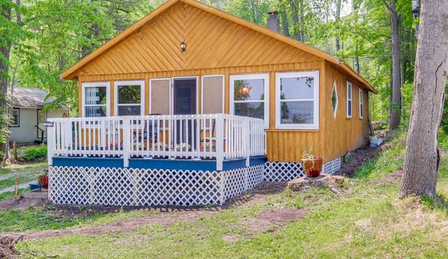 Charming Michigan Cottage w/Sunroom & Lake Access