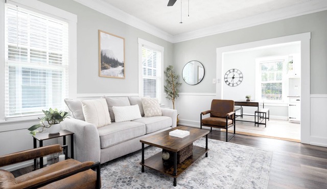 Charming Midtown Bungalow 2BR, 2BA 15 Mins to Ft Moore