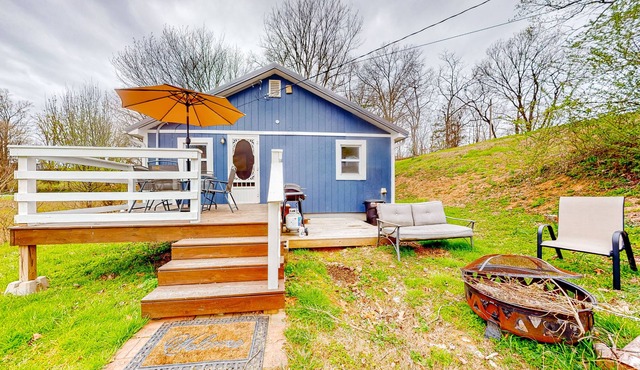 Charming mountain-view cottage with golf nearby, firepit & W/D - dog-friendly