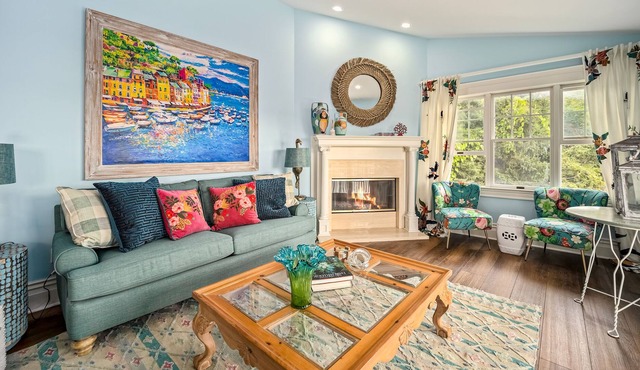 Charming penthouse with two balconies & harbor views in Harbor Springs