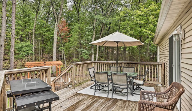 Charming Pentwater Home w/Fire Pit & Yard!
