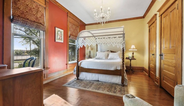 Charming Queen Suite, two person jet tub, downtown