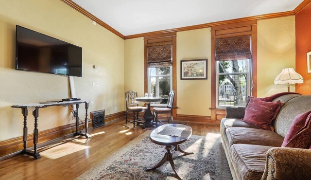 Charming Queen Suite, two person jet tub, downtown