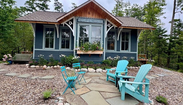 Charming & renovated airy Train Depot turned cottage steps from Lake Michigan
