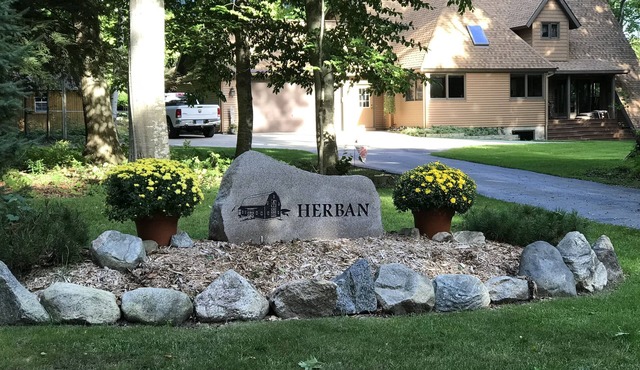 Charming South Shore Lake Front Cottage. Sleeps Ten.