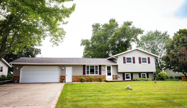 Charming split-level near Lambeau