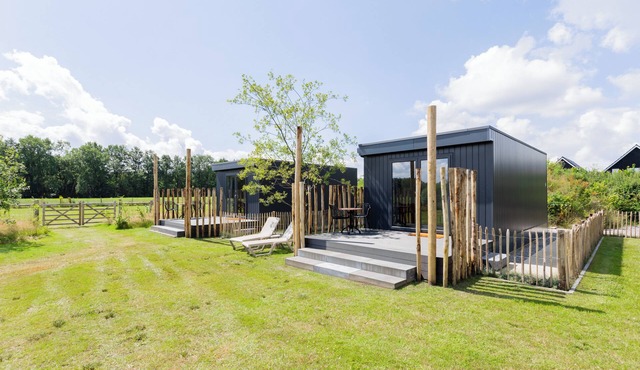 Charming tiny house with a deck by the water. Relax, enjoy nature near ’t Nije Hemelriek and unwind – from sipping cappuccino in the sun to stargazing by the firepit. in Gasselte