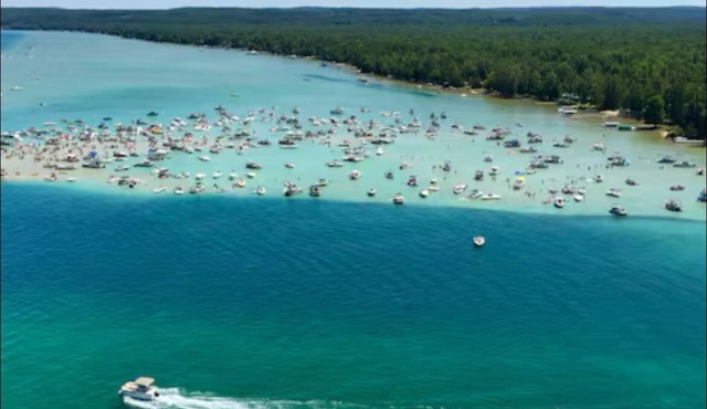 Charming Torch Lake 3-bedroom 1 bath one floor Cabin