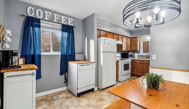 Cheerful 4 Bedroom Lansing Home