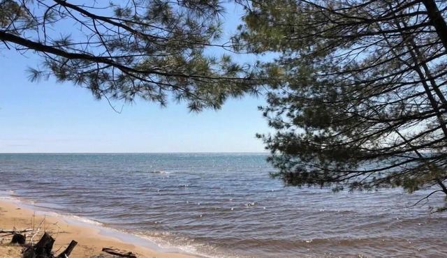 Cheerful cottage with 4 private beach accesses!