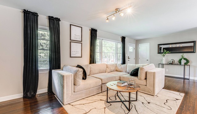 Chic College Park Cottage ~ 2 Mi to Main Street!