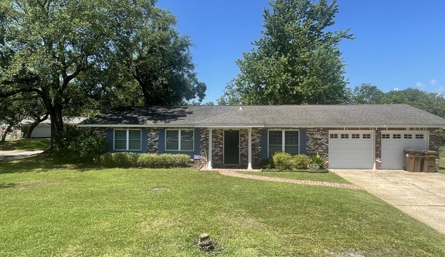 Coastal Blue. 2 minutes to Gulf of Mexico. Private backyard for BBQ/entertaining