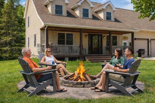 Coastal Haven Lake Superior w Fire Pit