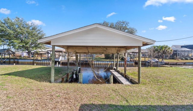 COASTAL HM WITH BOAT LIFT AND DOCK, 2 MILES FROM BEACH
