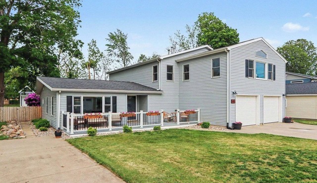 Coldwater Lake Retreat - Spacious 5 BR Getaway