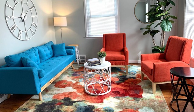 Colorful and Stylish Retreat - 5 Min To GM