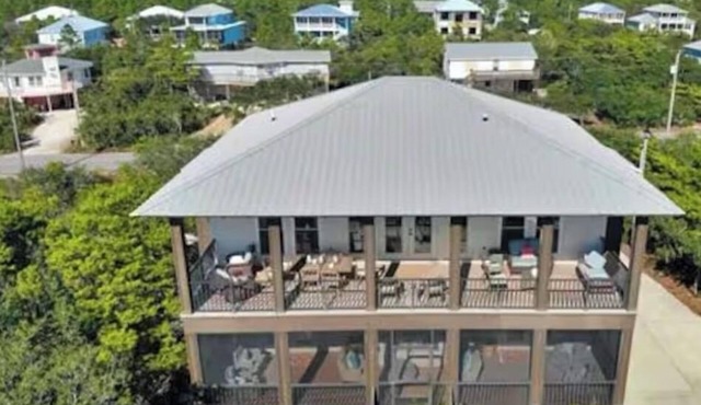 ColumbusDay SPECIAL!Luxe beach house-3bedrooms+ bonus room,3 min to sand!Hot tub