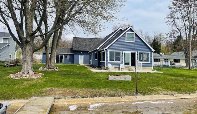 Comfortable 3-bedroom lake house with AC, WiFi on Devils Lake in Addison, MI.