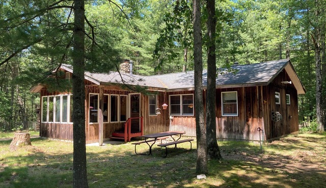 Comfortable Cabin in the Woods. Perfect for Fishing, Hunting or Skiing!