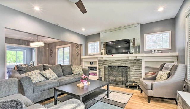 Comfortable Home for Families & Teams, Sleeps 8, Easy Access to Downtown