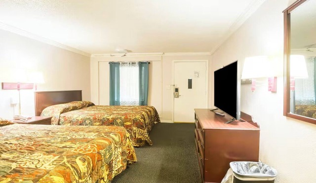 Comfortable Room Near US-72 in Huntsville | Free Parking for Easy Travel