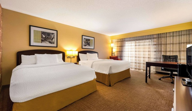 Comfortable Room with Swimming Pool, Pet-Friendly, Near Fountain Walk