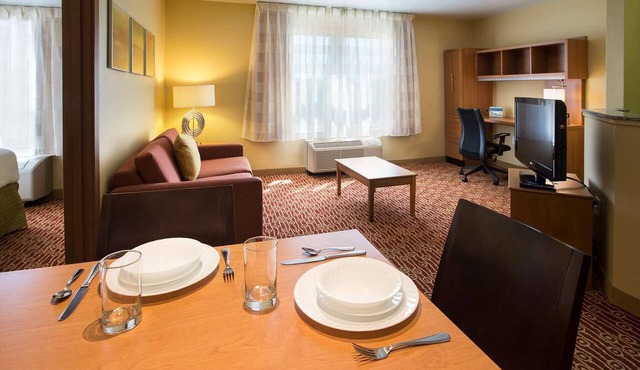 Comfortable Suite with Premium Channels Ideal for Family Stays in Novi