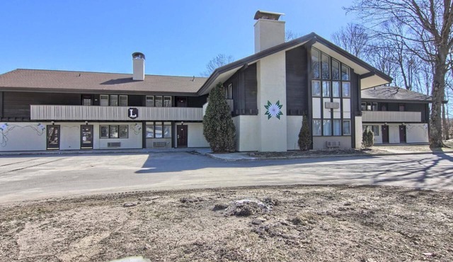 Completely Renovated 3 BR + Loft Mountain Villa - 2nd Floor