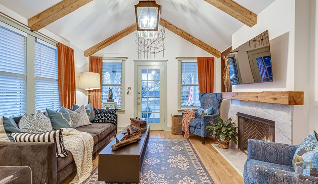 Completely Renovated Historical Cottage - Walking distance to Downtown Franklin