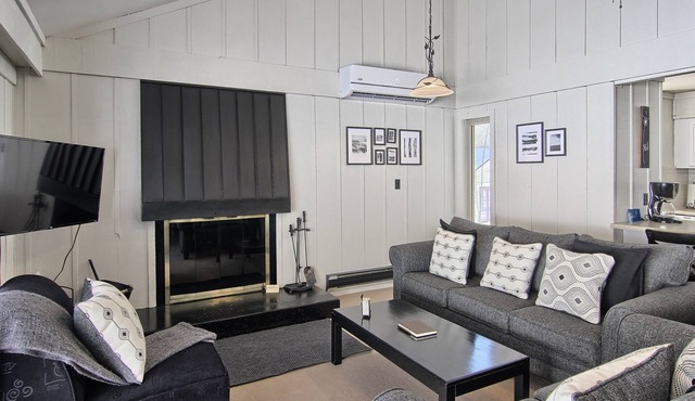 Contemporary Hideaway at Schuss Village at Shanty Creek
