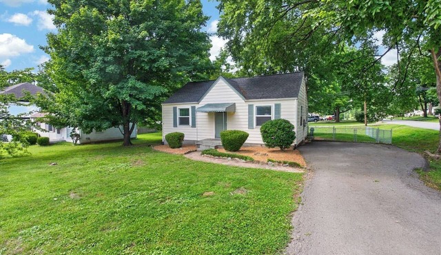 Cottage, Great Location Downtown/Airport 4 beds