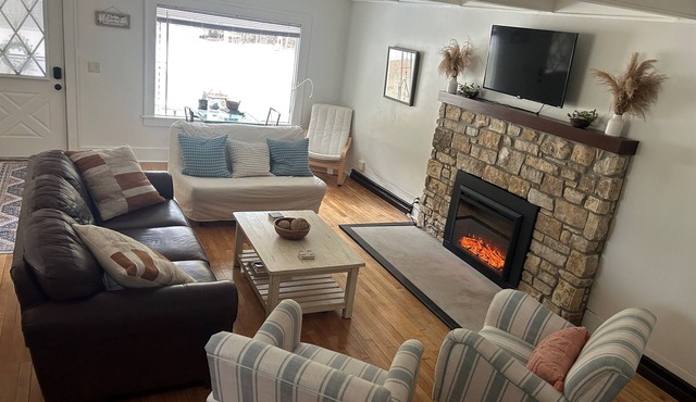 "Cottage on The Lake" (Jacksonport) - SLEEPS 10