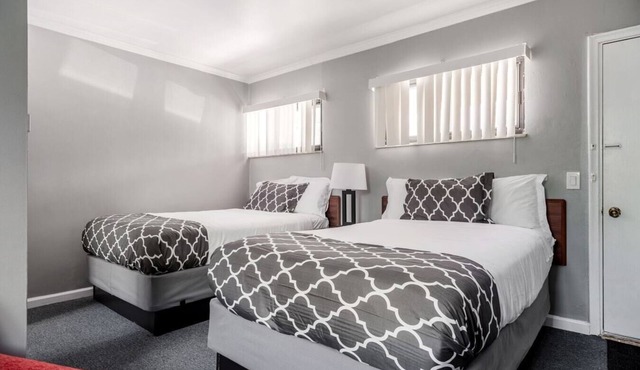 Cozy Private Room with Bath| Sleeps 4| Free parking
