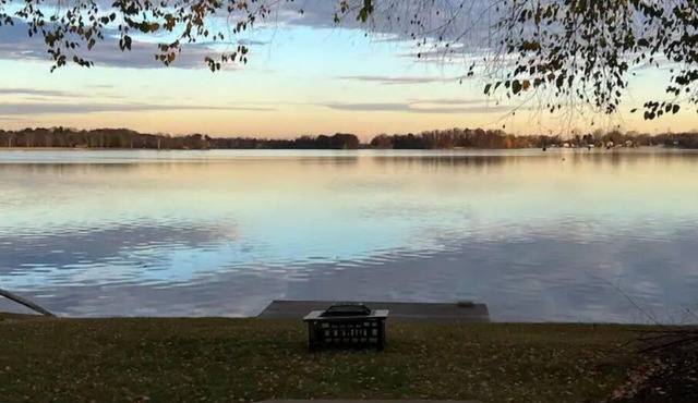 Cozy 3 bedroom fully furnished lake view house!