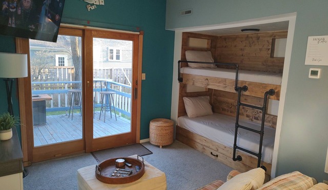 Cozy 1 bedroom cottage walking distance to Lake Michigan & downtown!