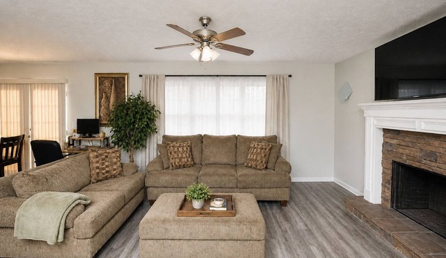 Cozy 1-bedroom house in charming Union City near airport