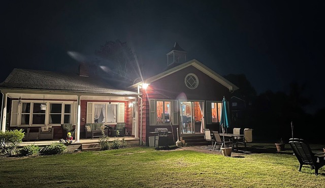 Cozy 2-bedroom bungalow on Lake St Clair with plenty of room to dock your boat!