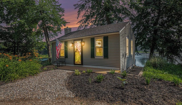 Cozy 2-bedroom cottage on Big Lake in Michigan!