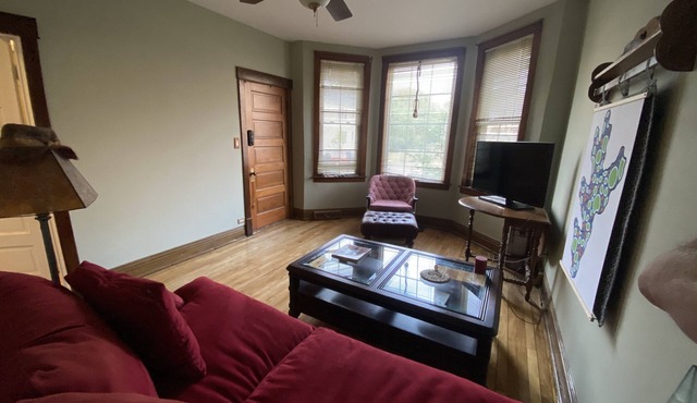 Cozy 2- bedroom – great kitchen – in a Lakefront Neighborhood