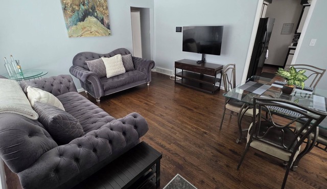 Cozy 2-bedroom house in surrounding Metropolitan area just minutes from DTW