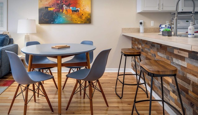 Cozy 2 Bedroom Pad Just 3 Blocks From Ferry Beach, Near Castle Farms