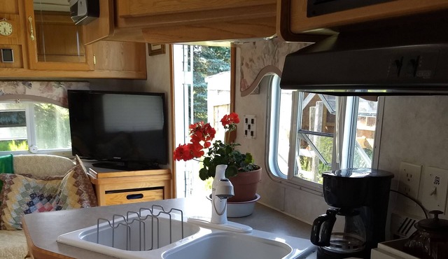 Cozy 26 1/2 ft camper in secluded country setting