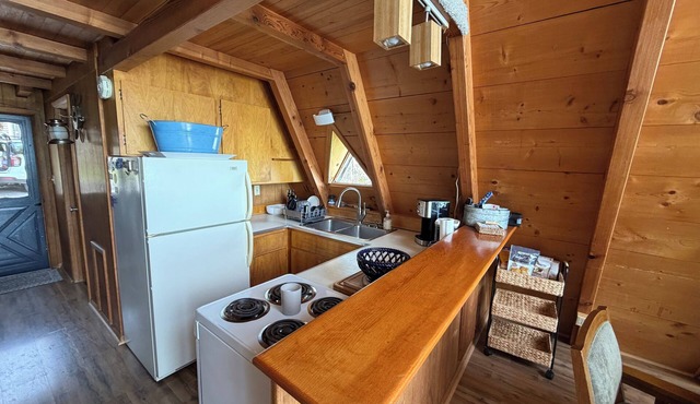 Cozy 3-bedroom cabin in fabulous Traverse City with AC